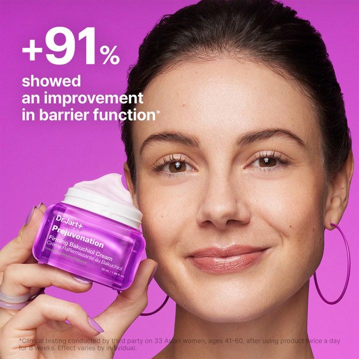 Dr.Jart+ Prejuvenation Firming Bakuchiol Cream 50 ml oppstrammende ansiktskrem i lilla krukke holdt av smilende kvinne.