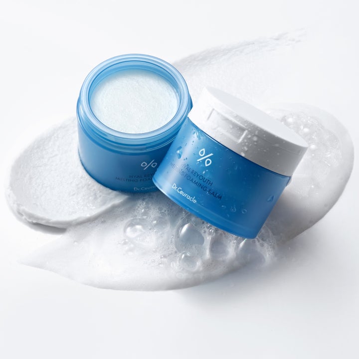 Dr. Ceuracle Hyal Reyouth Melting Foaming Balm 100 ml fuktighetsgivende ansiktsrens i blå krukker omgitt av luftig skum