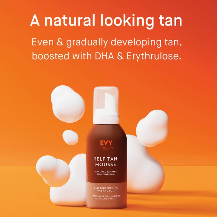EVY Technology Selftan Mousse Light/Medium 150 ml gir naturlig farge med DHA og hvite skumskyer på oransje bakgrunn.
