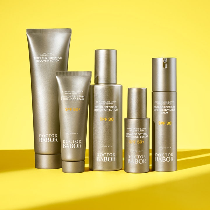 Babor DOC Broad Spectrum Hydration Lotion SPF 30 150 ml fuktighetskrem i en gyllen pumpeflaske mot gul bakgrunn