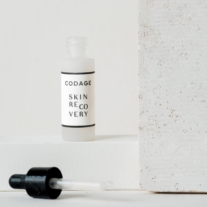 Codage Paris The Skin Recovery Serum 10 ml er et reparerende ansiktsserum i frostet glassflaske med løs svart pipette.