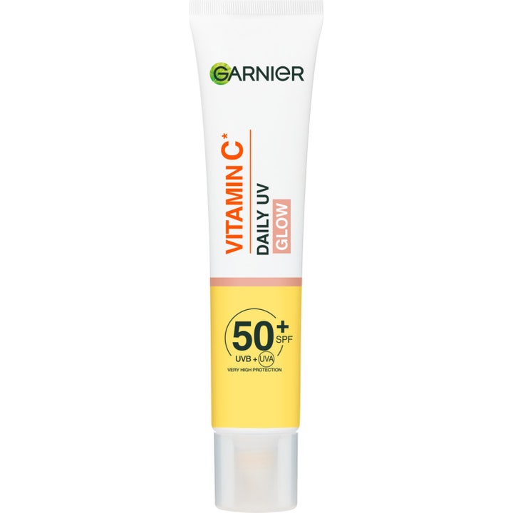 Garnier Vitamin C Daily UV Glow SPF 50+ solkrem som gir glød i en hvit og gul tube med oransje detaljer