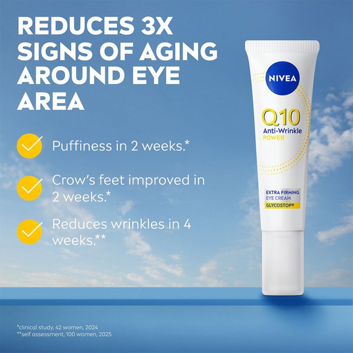 NIVEA Q10 Power Firming Eye Cream 15 ml øyekrem mot rynker i hvit tube foran blå himmel med tekst.
