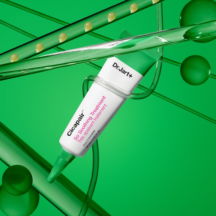 Dr.Jart+ Cicapair So Soothing Treatment 30 ml beroligende spot treatment i hvit tube omgitt av grønne glassrør og dråper.