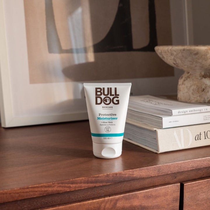 Bulldog Protective Moisturiser 100 ml fuktighetskrem med SPF 15 i hvit tube på et stilrent trebord