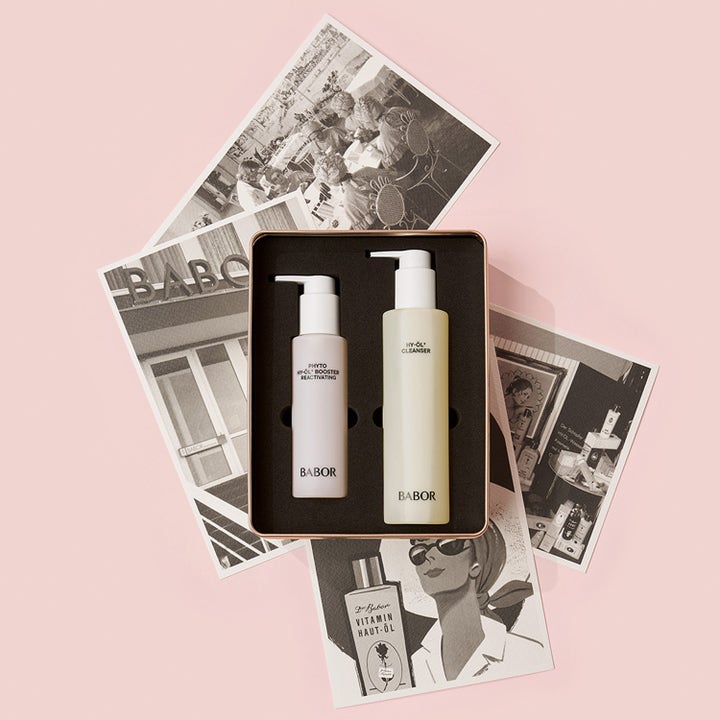Babor Anniversary Set HY-ÖL & Phyto Reactivating 300 ml rensesett i boks med vintagebilder på rosa bakgrunn