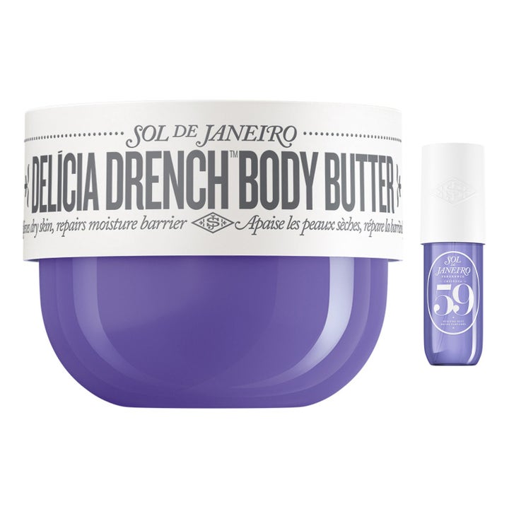 Sol de Janeiro Delícia Drench Body Butter og Cheirosa 59 Mist gir fukt i lilla krukke og sprayflaske med hvite korker.
