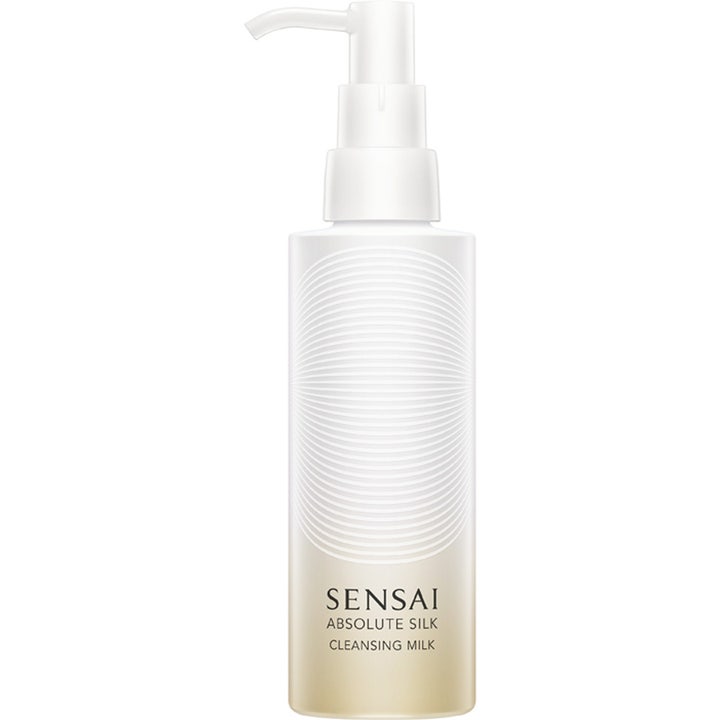 Sensai Absolute Silk Cleansing Milk som gir silkemyk hud i en hvit og gullfarget pumpeflaske