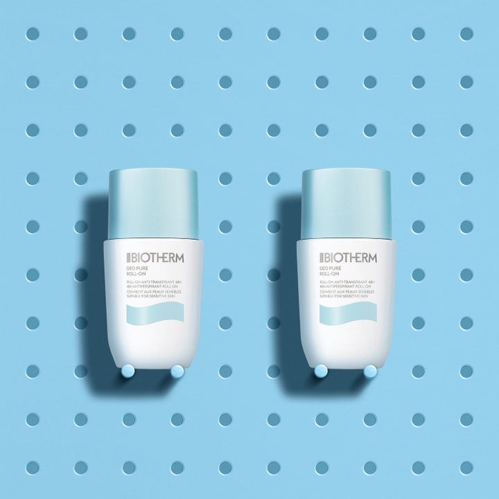 Biotherm Deo Pure Set 2026 Duo 4 x 75 ml antiperspirant for sensitiv hud vist som to hvite flasker på en blå hulltavle