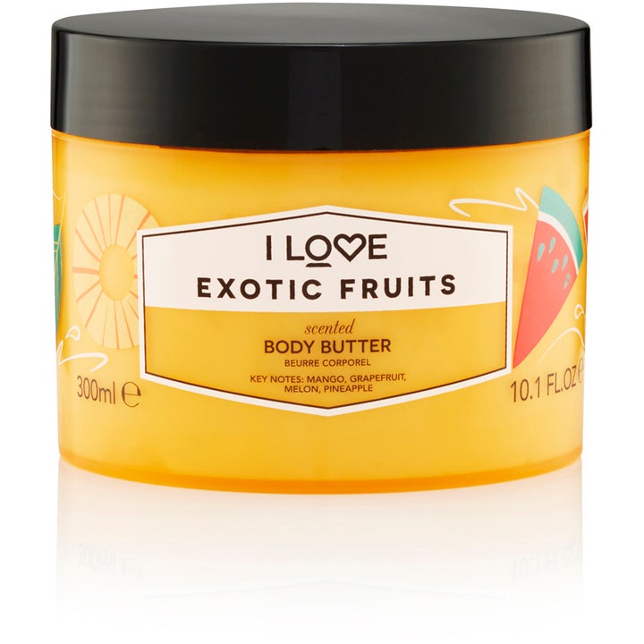 I LOVE Exotic Fruits Body Butter 300ml som gir fuktighet i en guloransje krukke med sort lokk og fruktillustrasjoner