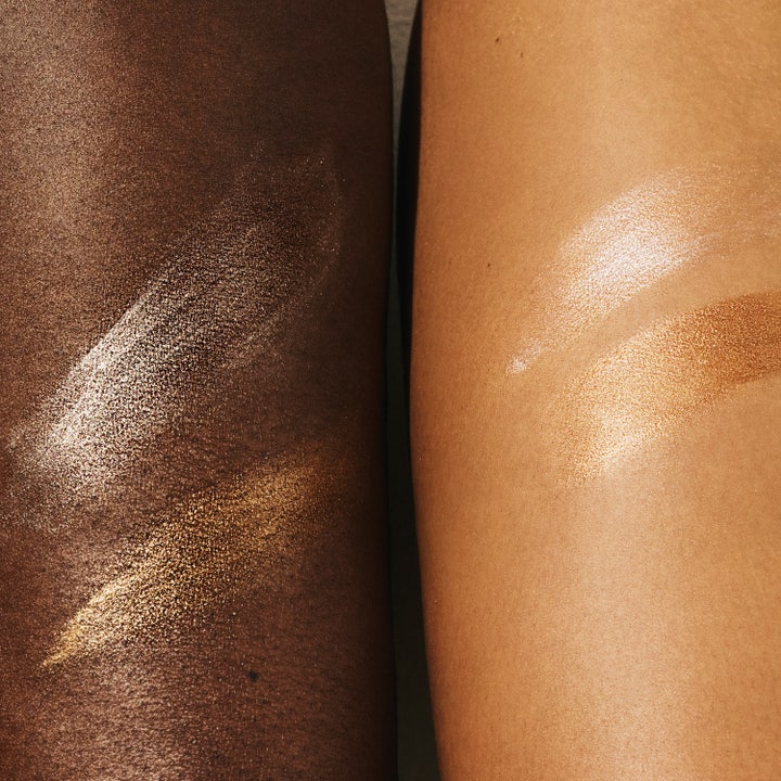 Sol de Janeiro Rio Sunset Bronze Glow Oil 75 ml kroppsolje som gir glød vist med skinnende strøk på to ulike hudtoner
