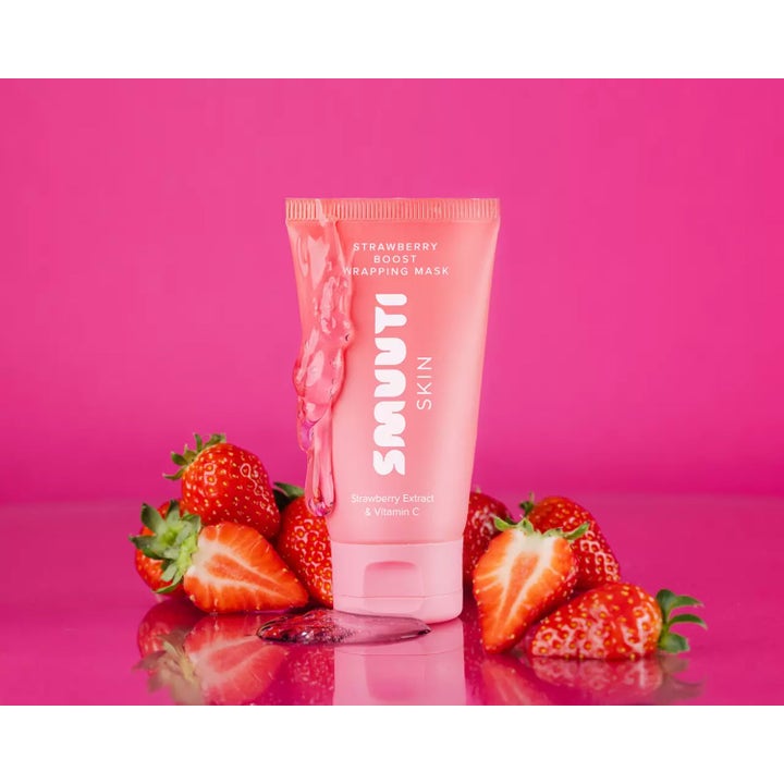 Smuuti Skin Strawberry Boost Wrapping Mask 70 ml ansiktsmaske med vitamin C og rosa gelétekstur omgitt av jordbær