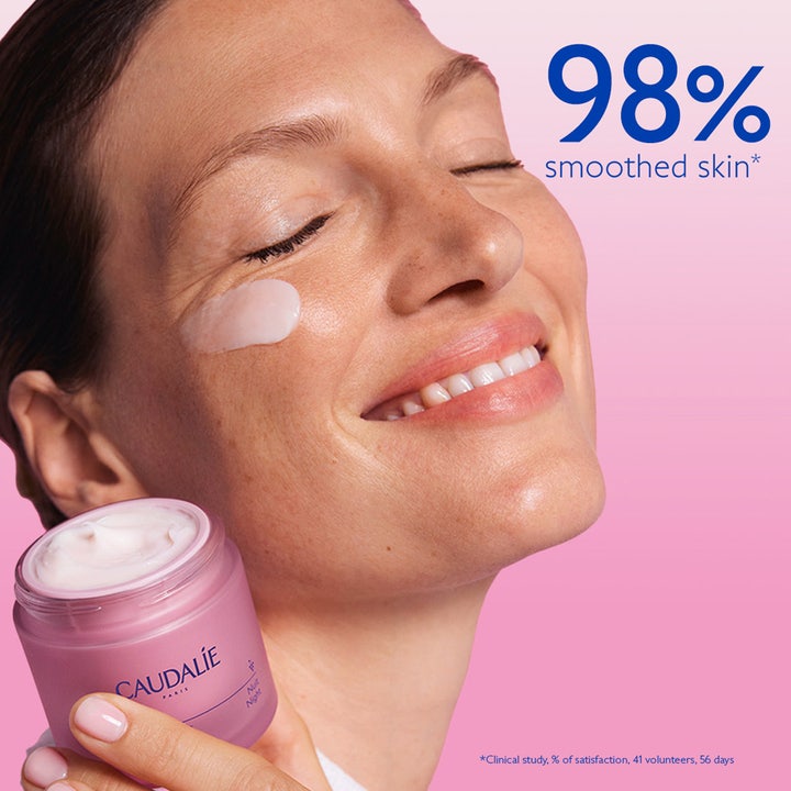 Caudalie Resveratrol-Lift 50 ml oppstrammende nattkrem i rosa krukke på kvinne med tekst 98% smoothed skin.