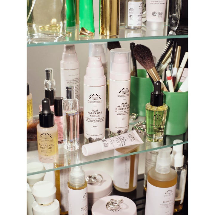 Rudolph Care Açai All in One Eye Cream 15 ml fuktighetsgivende øyekrem i hvit tube liggende på en glasshylle