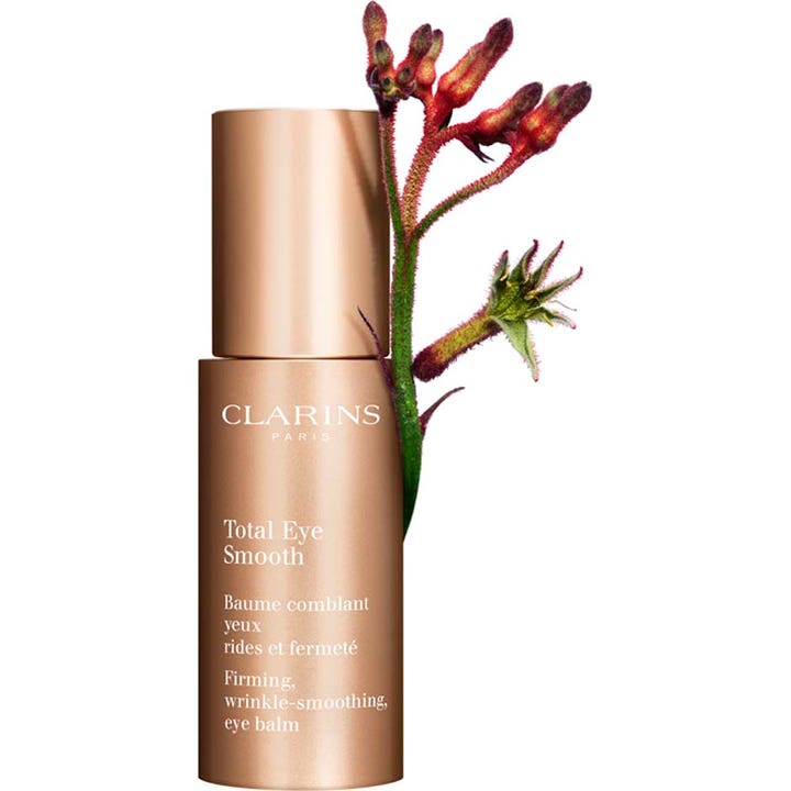 Clarins Total Eye Smooth 15 ml oppstrammende øyekrem i rosegull pumpeflaske med en rød kengurupote-plante.