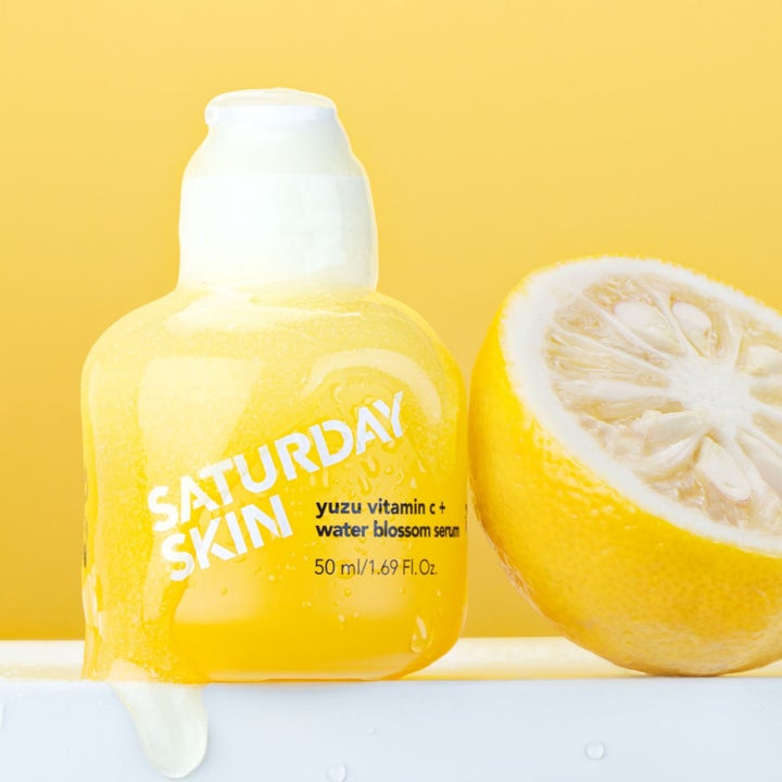 Saturday Skin Yuzu Vitamin C Water Blossom Serum 50 ml gir glød i gul flaske ved en halv yuzu-frukt