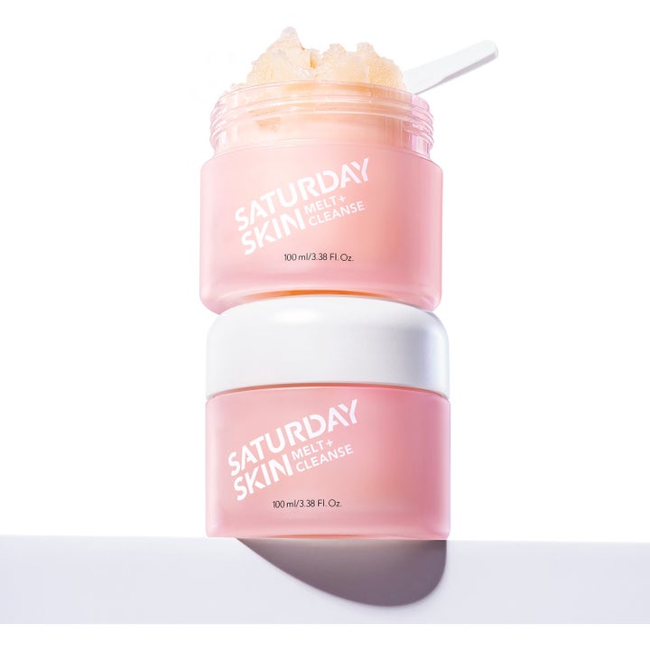 Saturday Skin Melt + Cleanse Makeup Melting Balm 100 ml ansiktsrengjøring i rosa krukker med hvit spatel i teksturen