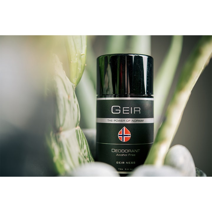Geir Ness Geir Deostick 72 g alkoholfri herredeodorant i svart hylse med norsk flagg i grønne omgivelser.