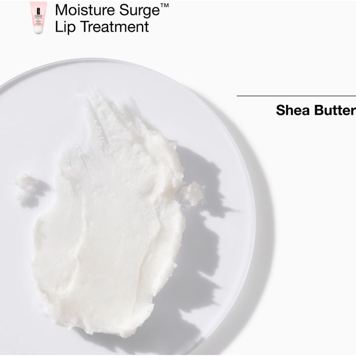 Clinique Moisture Surge Lip Treatment pleiende leppekrem med hvit kremet tekstur av sheasmør på glassplate