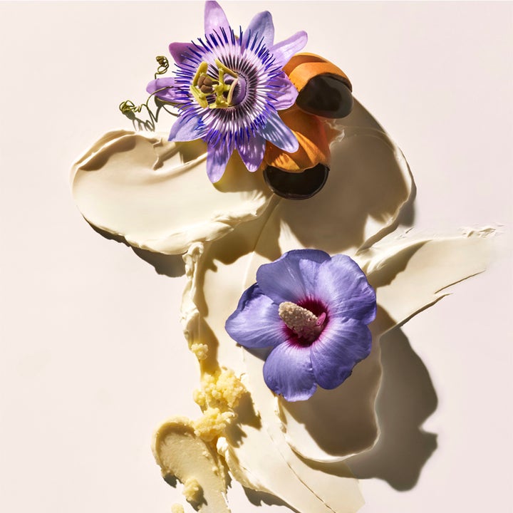 Sol de Janeiro Delicia Drench Body Butter 75 ml fuktighetsgivende body butter med kremet tekstur og lilla blomster.