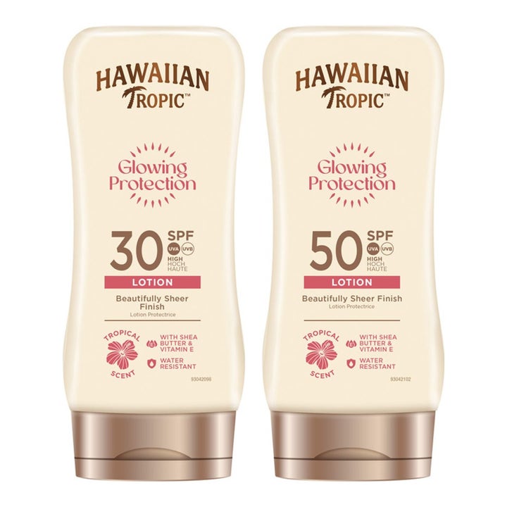 Hawaiian Tropic Glowing Protection SPF 50 og 30 solkrem som gir glød i to beige flasker med bronsefarget kork.