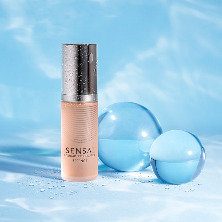 Sensai Cellular Performance Essence 40 ml ansiktsserum i ferskenfarget flaske med blå vannkuler.