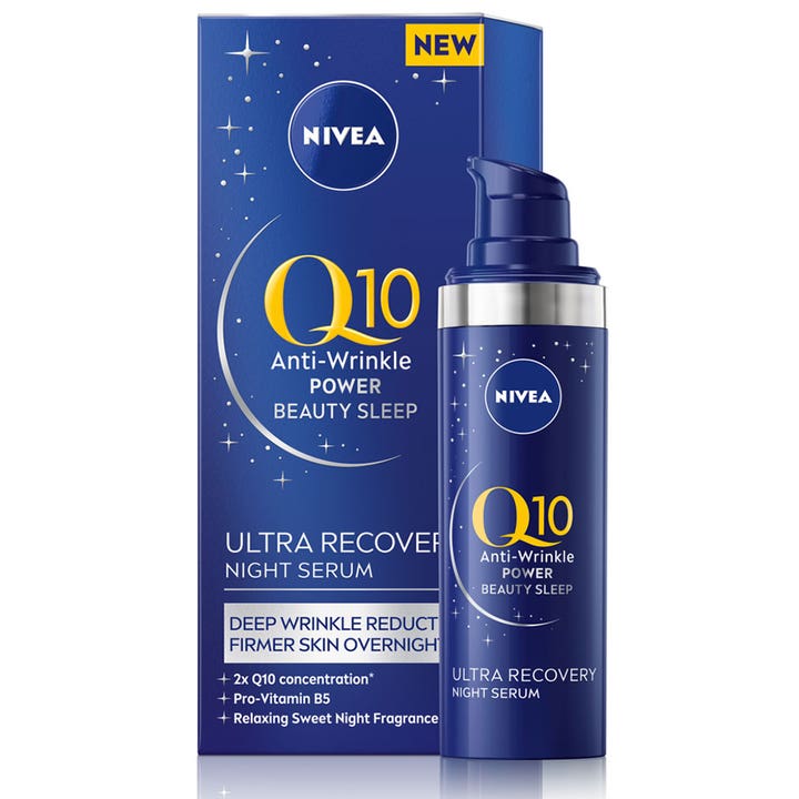 NIVEA Q10 Power Ultra Recovery Night Serum 30 ml gir fastere hud i en mørkeblå pumpeflaske med stjernemønster