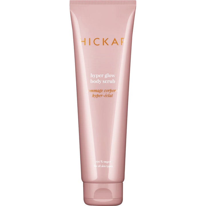 Hickap Hyper Glow Body Scrub eksfolierende kroppsskrubb i rosa tube med gulldetaljer som gir huden ny glød