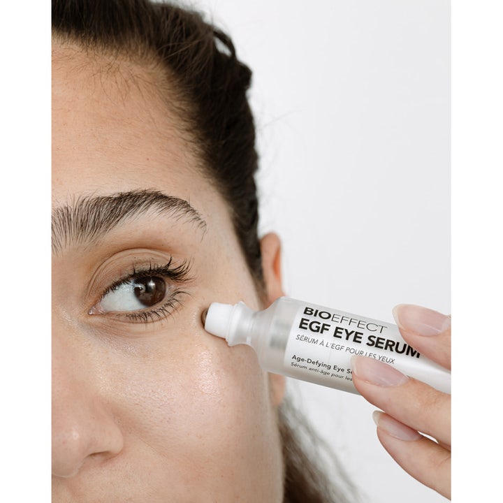 Bioeffect EGF Eye Serum 6 ml oppstrammende øyeserum påføres huden med en presis og kjølende rollerball.