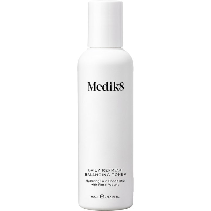 Medik8 Daily Refresh Balancing Toner 150 ml fuktighetsgivende ansiktstoner i en hvit plastflaske med hvitt lokk.
