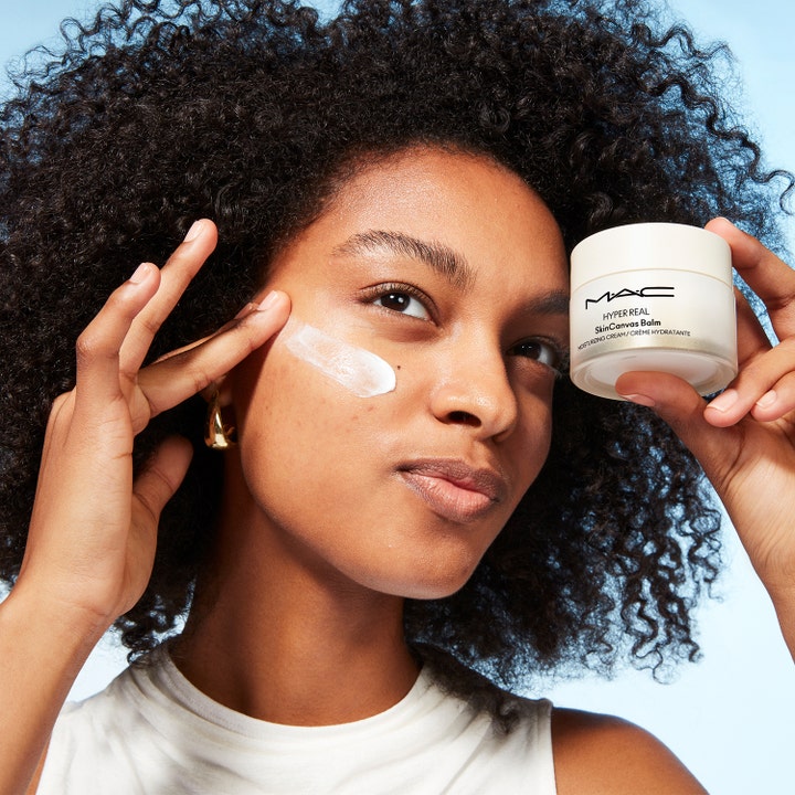 MAC Hyper Real Skincanvas Balm 50 ml fuktighetskrem påføres i ansiktet for en glødende og hydrert hud