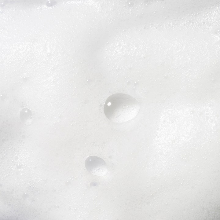 IDUN Minerals Cleansing Face & Eye Mousse 150 ml ansiktsrens viser en luftig og hvit skumtekstur med små bobler