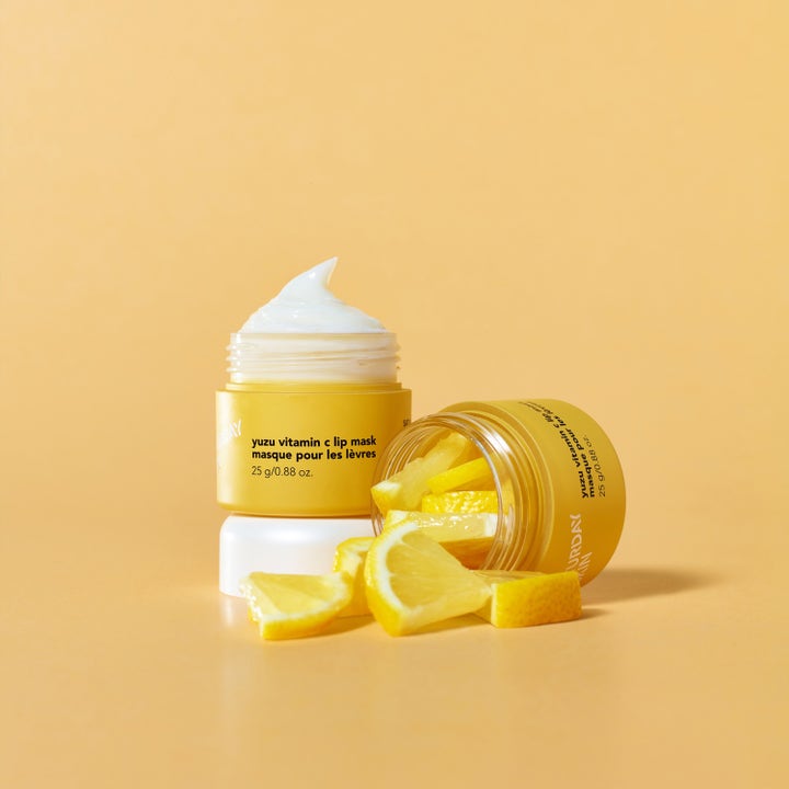Saturday Skin Yuzu Vitamin C Lip Mask 25 g fuktighetsgivende leppemaske i gul krukke med hvit krem og sitrusskiver