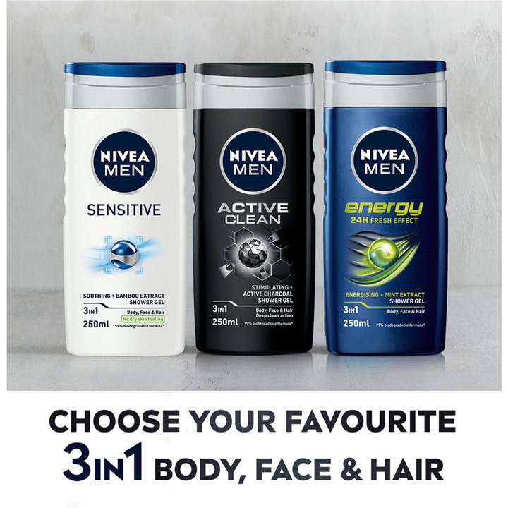 NIVEA MEN Active Clean 250 ml dusjsåpe med aktivt kull i sort flaske ved siden av Sensitive og Energy variantene.