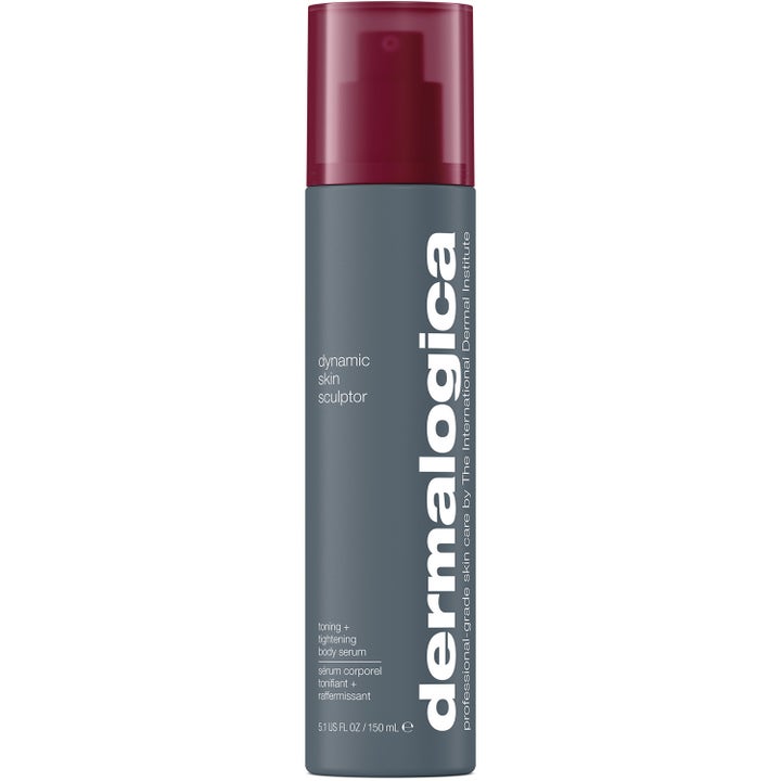 Dermalogica Dynamic Skin Sculptor 150 ml oppstrammende kroppsserum gir fastere hud i grå sprayflaske med burgunderrødt lokk