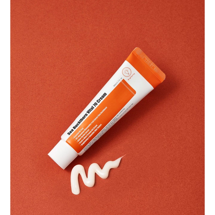 Purito Sea Buckthorn Vital 70 Cream 50 ml glødgivende ansiktskrem i oransje tube med hvit kremete tekstur