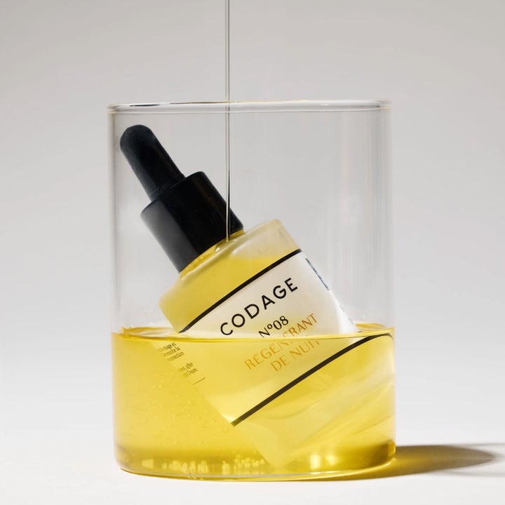 Codage Paris The Serum N°08 Night Rejuvenation 30 ml regenererende nattserum i en glassflaske i gyllen væske