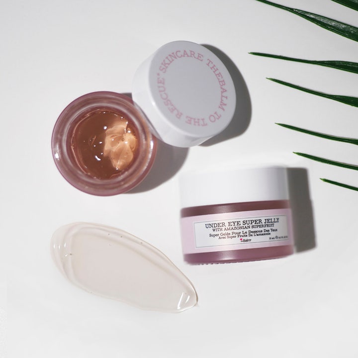 the Balm theBalm to the Rescue Under Eye Super Jelly 15 ml øyekrem med rosa geltekstur i krukke