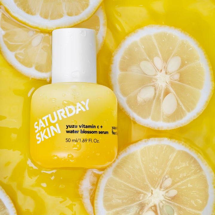 Saturday Skin Yuzu Vitamin C + Water Blossom Serum 50 ml glødgivende serum i gul flaske med friske sitrusskiver.