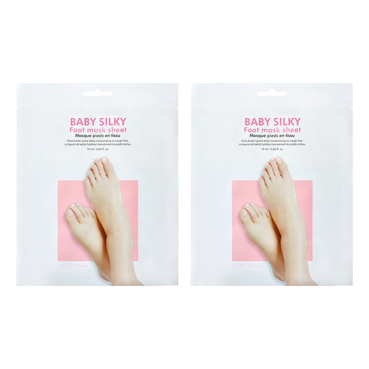 Holika Holika Baby Silky Foot Mask Sheet 18 ml mykgjørende fotmaske i to hvite poser med bilde av føtter på rosa rute.