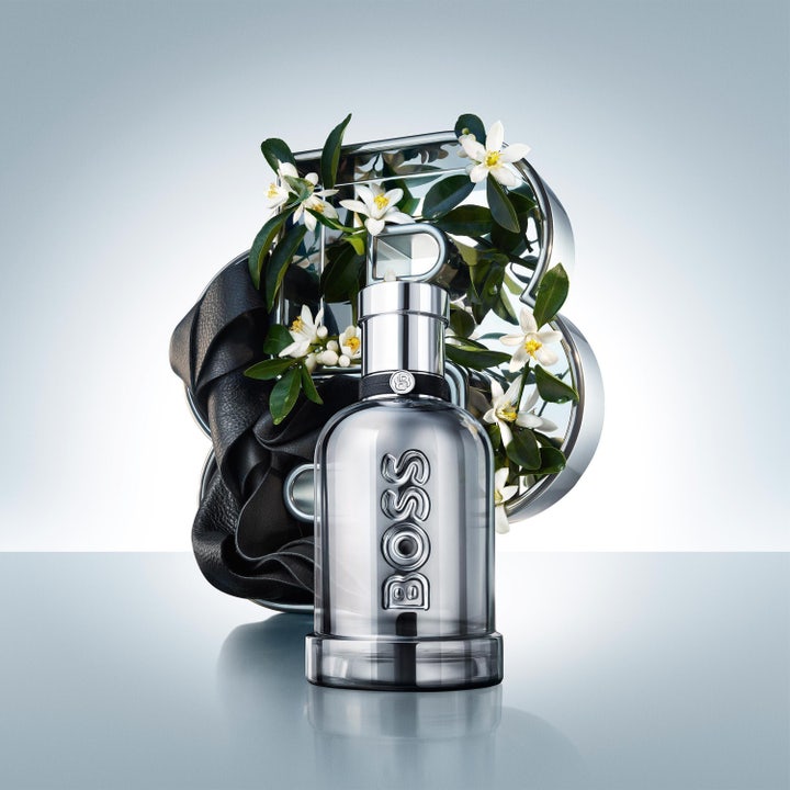 Hugo Boss Bottled Beyond Intense herreparfyme 10 ml i metallisk flaske omgitt av hvite blomster og lær
