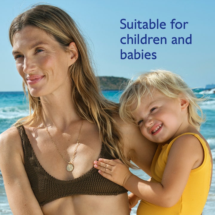 Caudalie Vinosun Lightweight Fluid SPF50 40 ml solkrem som passer for barn og babyer vist i strandmiljø.