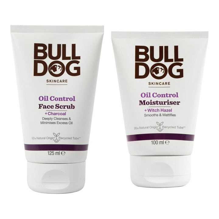 Bulldog Oil Control Face Scrub 125ml og Moisturiser 100ml mattende ansiktspleie i hvite tuber med kull og trollhassel