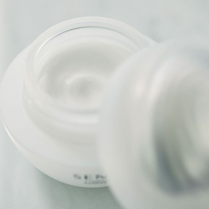 Sensai Comforting Barrier Mask 60 ml beroligende ansiktsmaske med hvit kremet tekstur i en hvit krukke