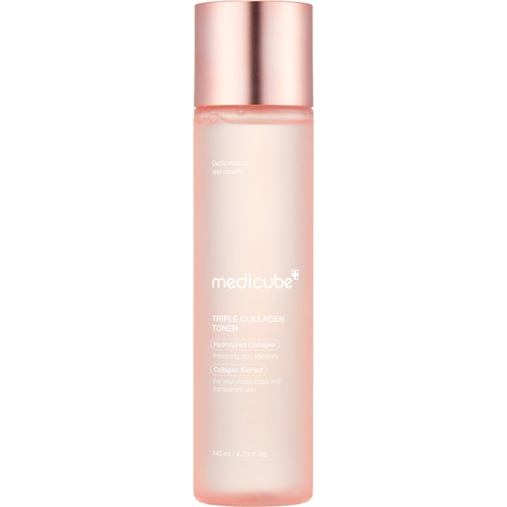 Medicube Triple Collagen Toner 140 ml fuktighetsgivende toner i en frostet rosa flaske med rosegullfarget kork.