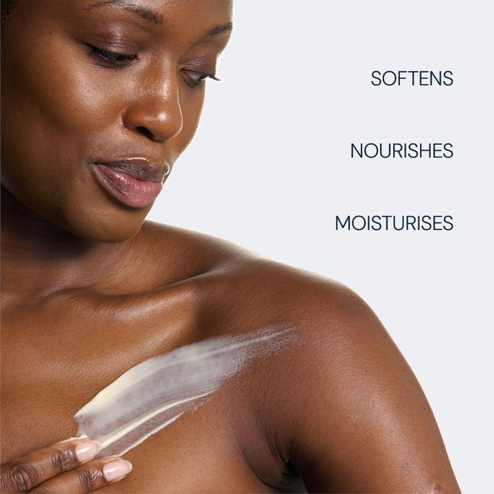 Elemis Frangipani Monoi Body Cream 200 ml kroppskrem som mykgjør huden vist med tekstene softens og nourishes.