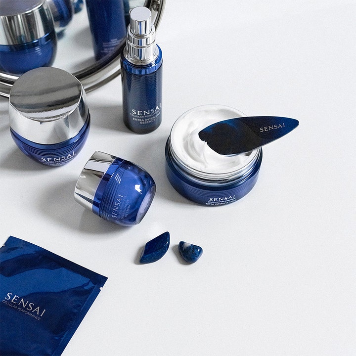 Sensai Cellular Performance Extra Intensive Cream 40 ml ansiktskrem i blå glasskrukke med hvit fyldig krem og spatel