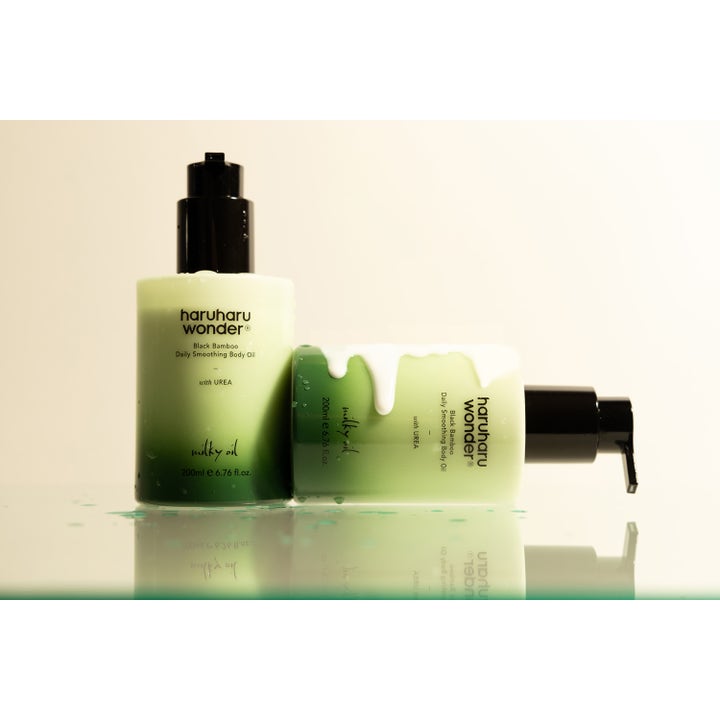 haruharu wonder Black Bamboo Daily Smoothing Body Oil 200 ml glattende kroppsolje i grønn flaske med flytende hvit tekstur.