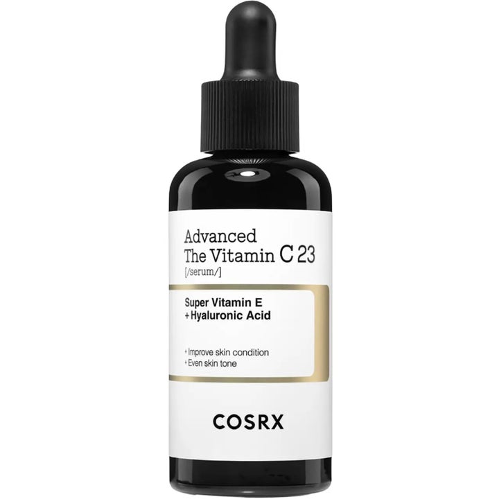 COSRX Advanced The Vitamin C 23 serum gir glød i en mørk glassflaske med hvit etikett og svart pipette.