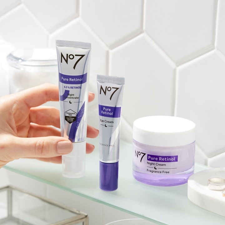 No7 Pure Retinol Eye Cream 15 ml øyekrem i en sølvfarget tube som reduserer fine linjer i et baderomsmiljø